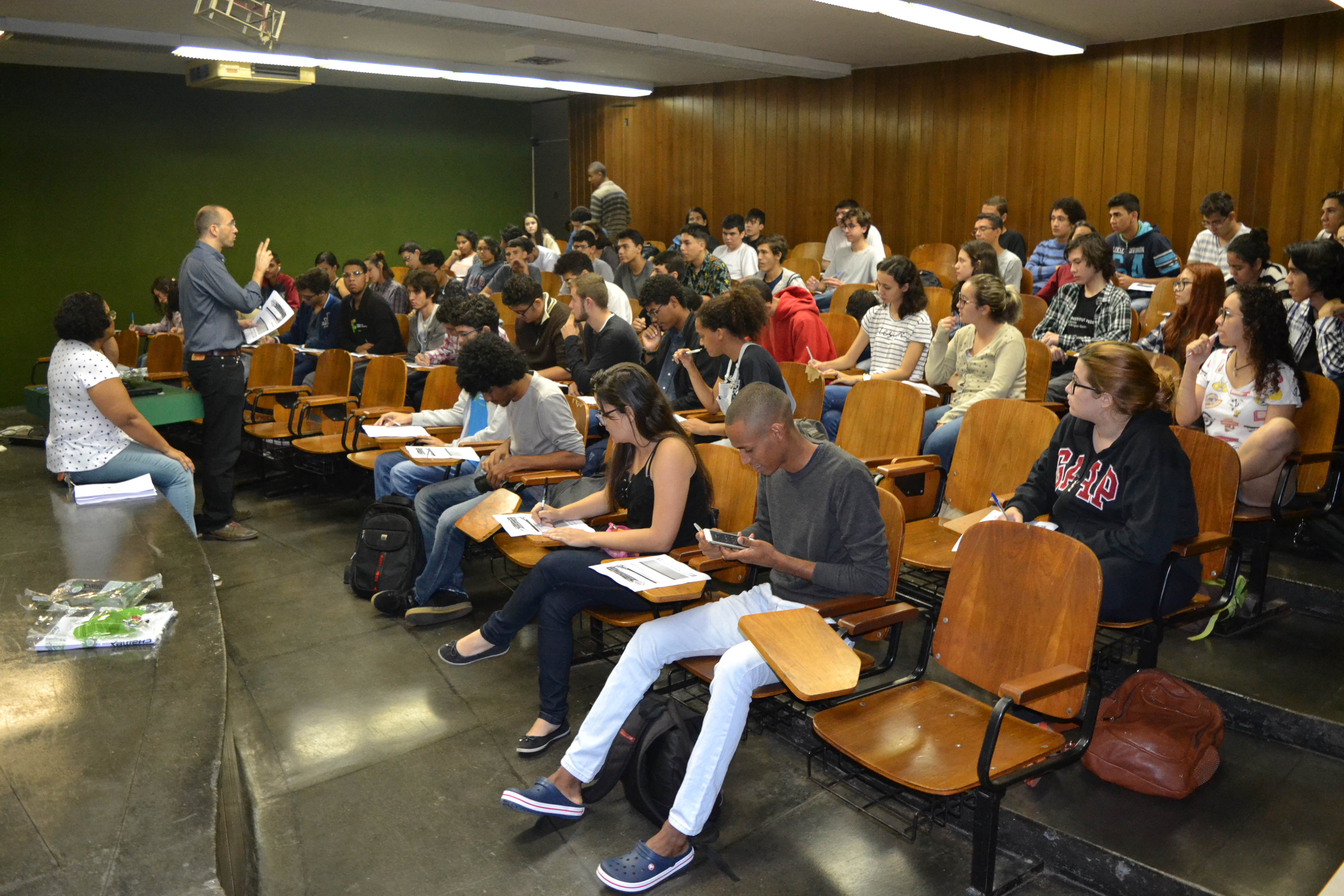 Professor Fábio Marques coordenou a aplicação da prova teórica da OBR no Câmpus Goiânia.
